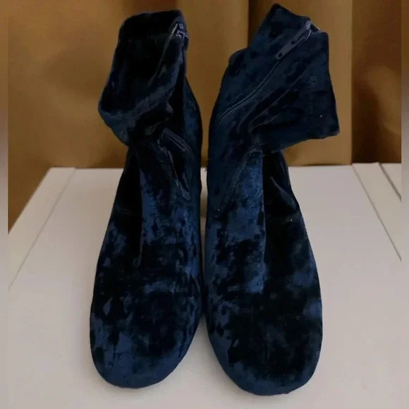 CARLOS BY CARLOS SANTANA WOMEN'S SIZE 9 M BLUE CRUSHED VELVET BLOCK HEEL BOOTS