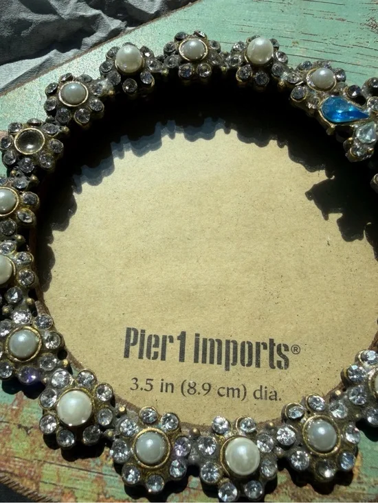Pier 1  Jeweled Round  Frame - Pearl &Clear Crystal (1) Pearl missing REVIEW PIC