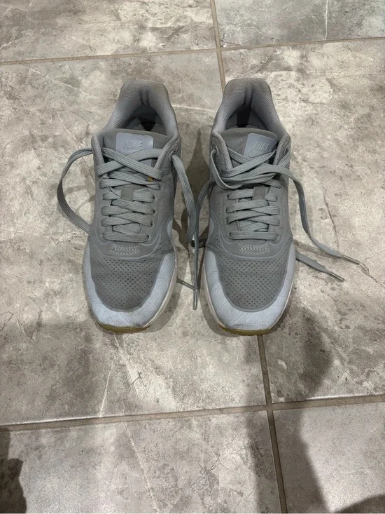 Nike Men’s Light Gray Athletic Sneakers