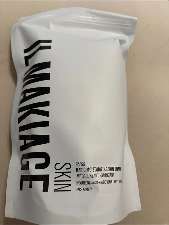 IL MAKIAGE Skin Magic Moisturizing Sun Foam - White with kabuki brush for face