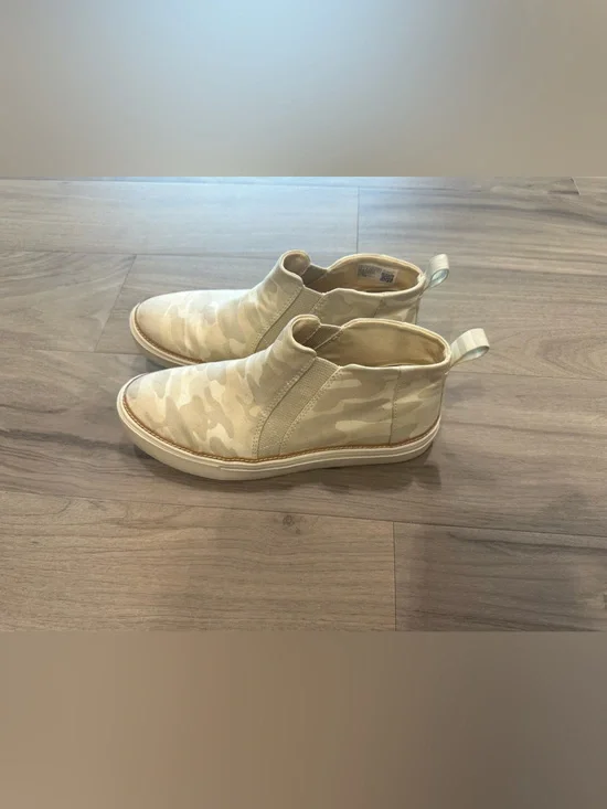 Toms Kids Slip-On Camouflage Boots in Beige