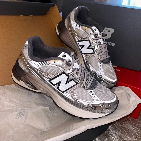 New Balance Unisex 2010 lifestyle Running Shoe - Black/Silver/Gray