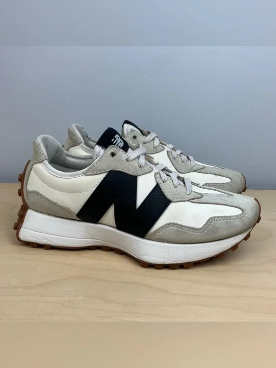 New Balance Women’s Size 7.0 B 327 Moonbeam Black Gum White Athletic Shoes
