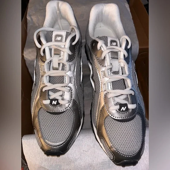 New Balance Unisex 2040L Silver and White Athletic Sneakers