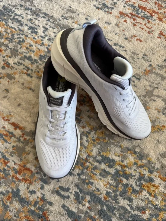 Sketchers D’Lux Walker 2.0 Sneakers