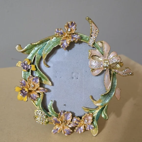 Vintage Floral Wreath Picture Frame with Bow Size 3.5 x 3.5 Inches