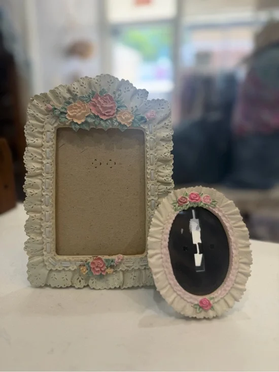 Vintage-Inspired Pair of White Floral Resin Photo Frame Set - Pink Rose Accents
