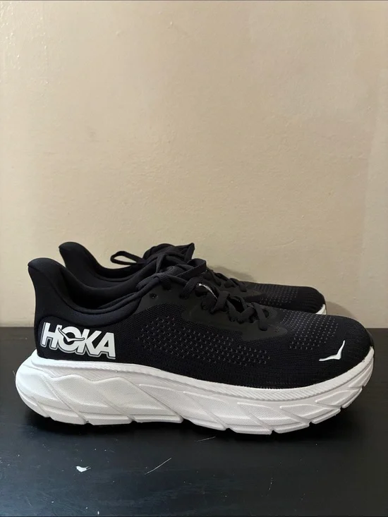 Hoka One One Arahi 7 running shoes in the black and white size 7.5