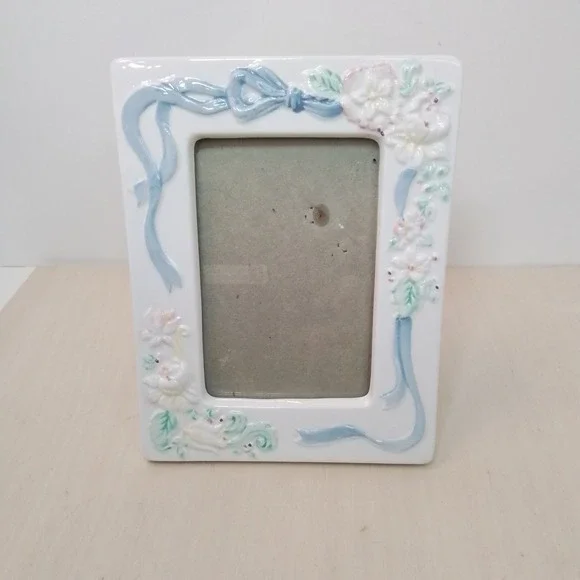 White Ceramic Photo Frame Floral Ribbon Bow‎ Pastel Accent Desktop Tabletop