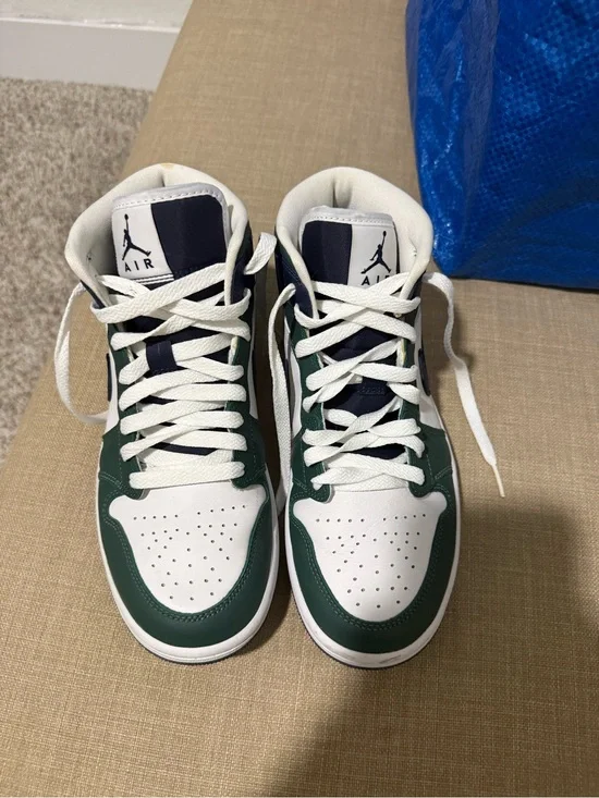 Women’s Jordan 1 Mid Size 7.5W