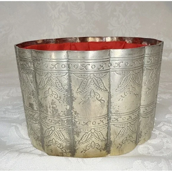 Vintage Silver Plated Scalloped Red Silk  Lined Jewelry vanity Box No‎ Lid