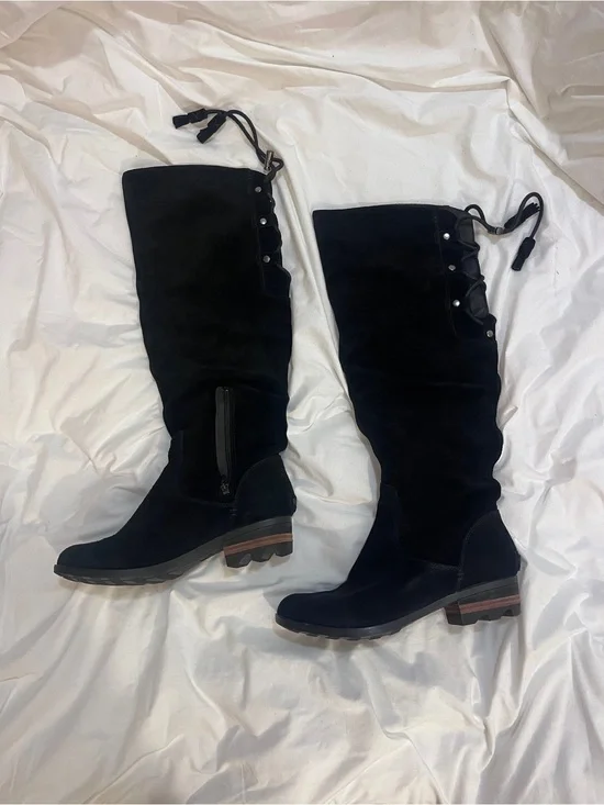 Sorel Black Knee-High Lace-Up Suede Boots. Size 8