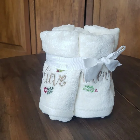 Winter Wonderland NWOT Christmas Holiday Embroidered Fingertip Towels Set of 4