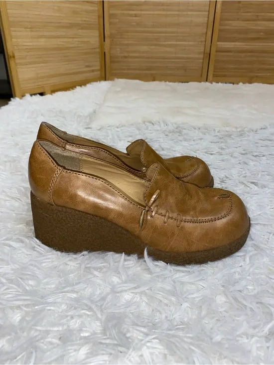 SODA 1990s tan platform shoes loafers vintage womans size 7