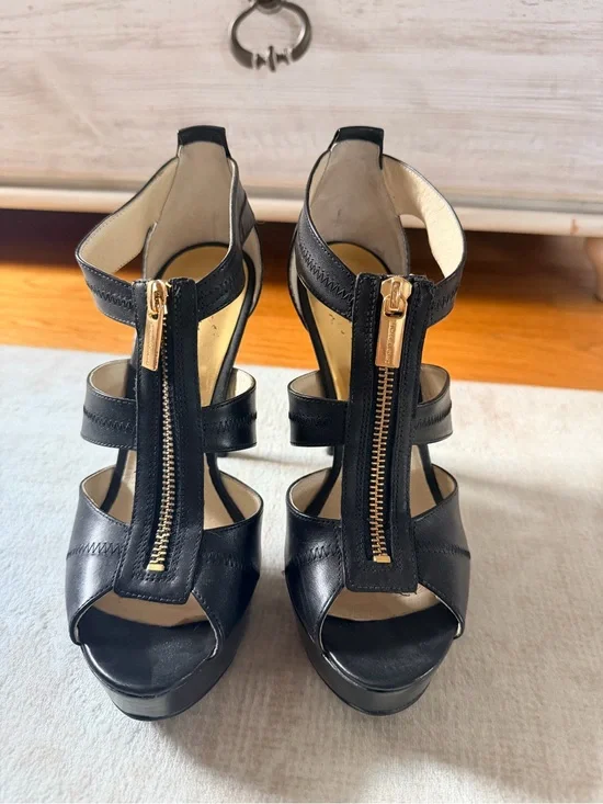 Michael Kors Black Leather T-Strap Platform Heels Size 8 Gold Zip