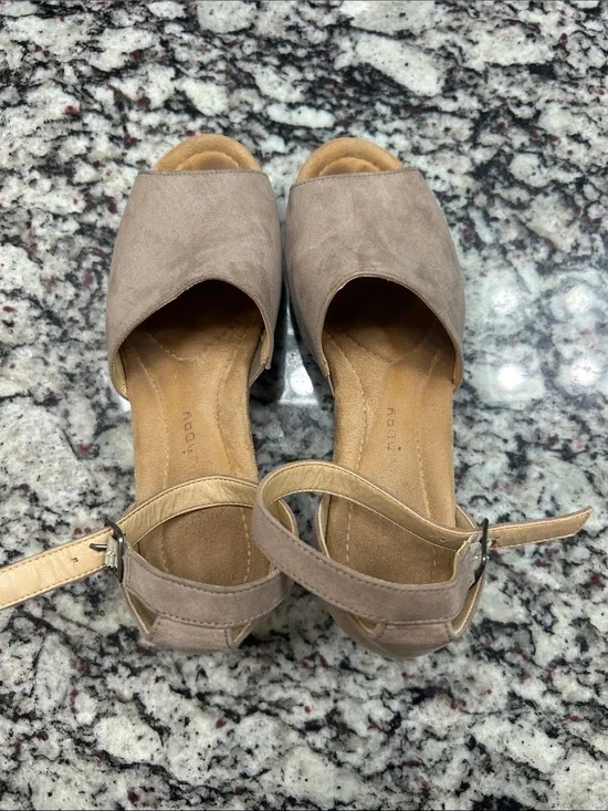 Women’s Open-Toe Ankle Strap Sandals in Taupe