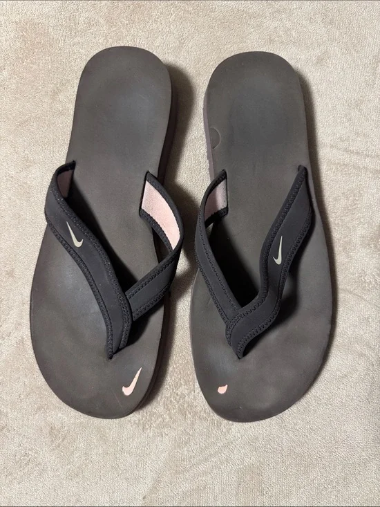 Nike Women’s Chocolate Brown and Pink Flip-flop sandals