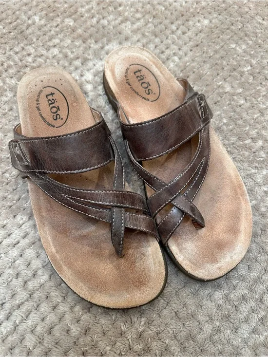 Taos Perfect Toe Loop Sandals in Mocha (9)