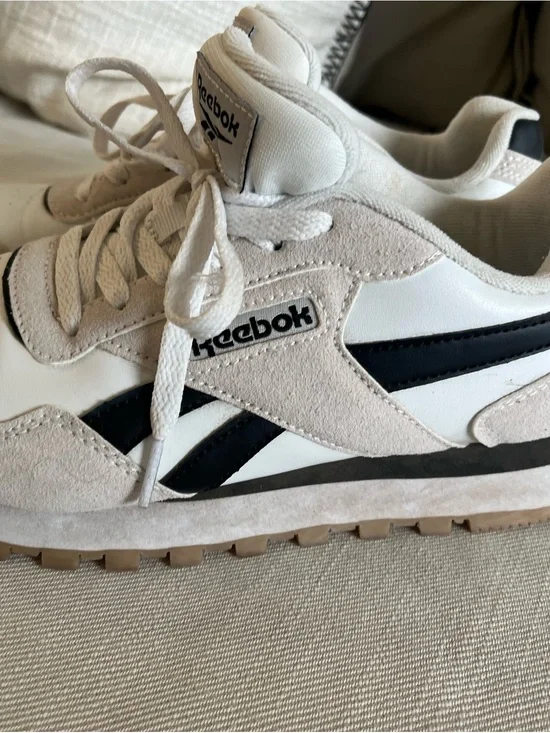 Reebok Ladies white sneakers. Size 8.5 (like new)