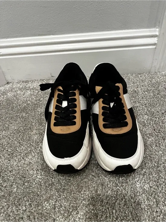 Casual Black White and Tan Lace-Up Sneakers