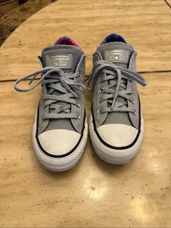 Converse Low Top Sneakers in Light Gray with Pink & Blue Liner