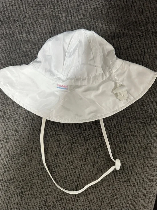 White Wide-Brim Sun Hat with Chin Strap - 44cm UV blocking