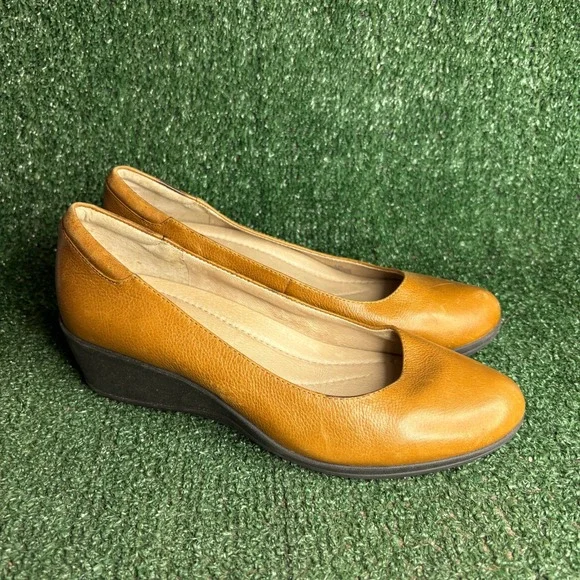 Nurture Leather Comfort Low Wedge Round Toe Classic Pump Tan Brown Womens 9.5 M