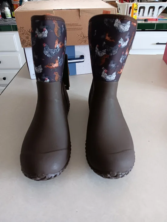 Womens Muck Boots With Chicken Design Size 8.