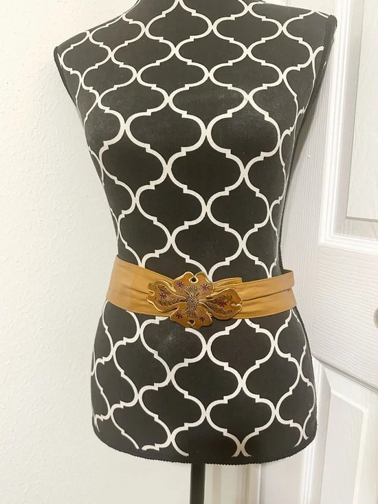Vintage 70s Leather metal Floral Belt Size Medium