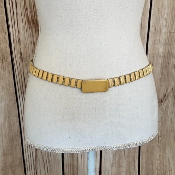 Vintage Mid-Century Metallic Gold Chain Belt w/Cream Stone Accent