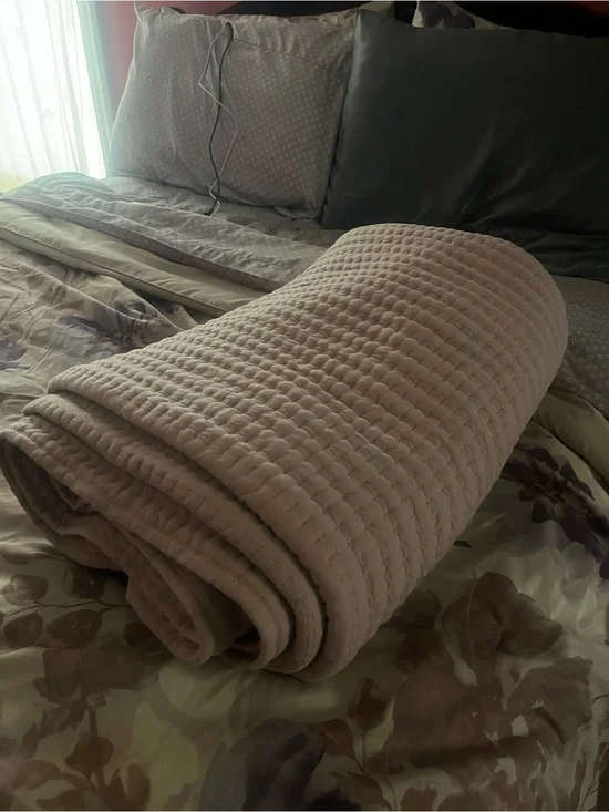 Neutral Textured Twin sized Quilted  Blanket - Beige/Light Pink