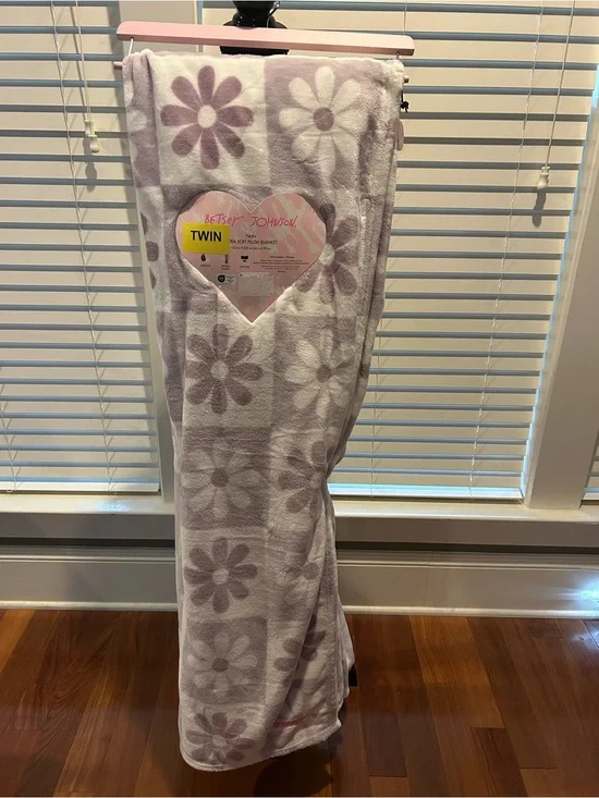 Betsey Johnson White and Purple Daisy Twin super soft blanket