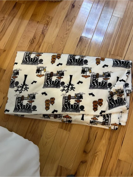 Cozy Halloween Fleece Throw Blanket - White with Black & Orange Motif