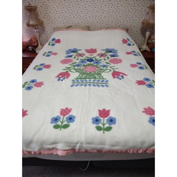 Vtg heavy Cotton Blanket Satin Trim floral bouquet center 67 x 80