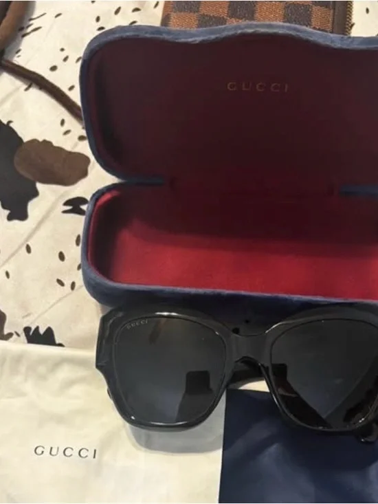 Gucci women’s Black Sunglasses with Case