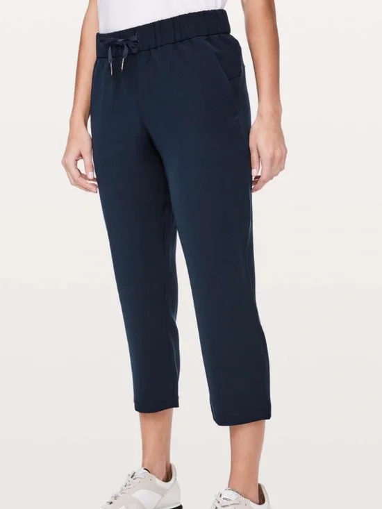 Lululemon On The Fly Crop *Woven 23