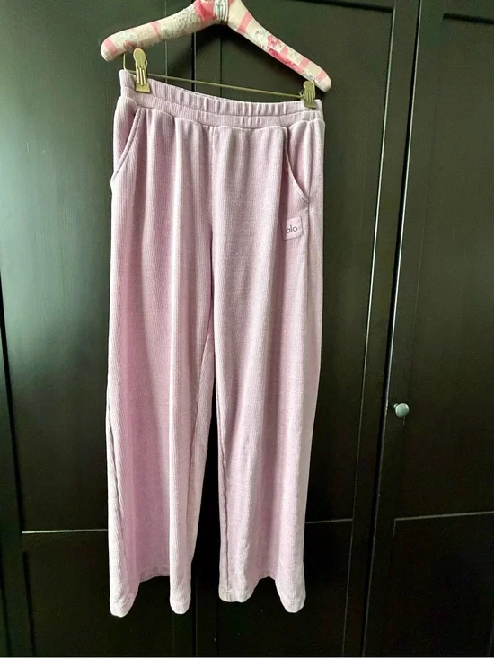 ALO Yoga Chenille High-Waist Wide Leg Chalet Pant - Sugarplum Pink