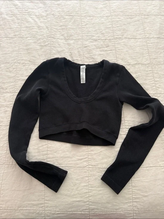 ALO Yoga Black Ribbed Cropped Scoop-Neck Long Sleeve Top