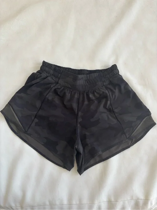 Lululemon heritage 365 camo dark olive multi size 4 tall 4 inch inseam