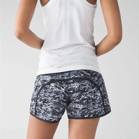 Lululemon Run Times Short Nami Wave off-White Black / Black Size 8