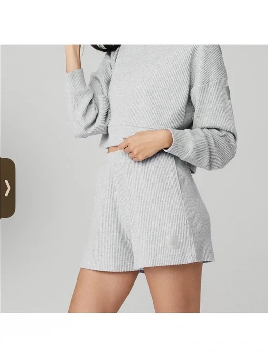 Alo Yoga Mid Rise Muse Shorts Athletic Heather Grey Sz S 4-6 W6217R