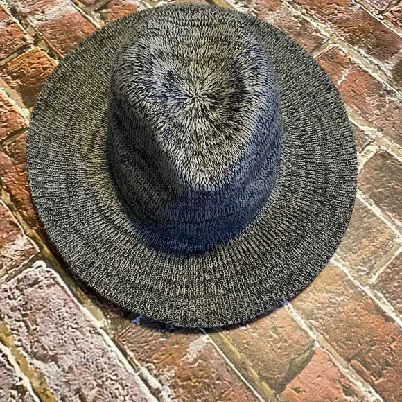 NWOT Women’s D&Y Hat One Size Fits Most Gray/Black