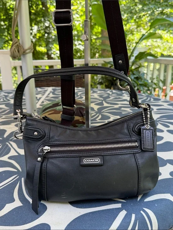 Coach Vintage Y2K Daisy Black Leather Shoulder Bag with Front Zip and Logo.