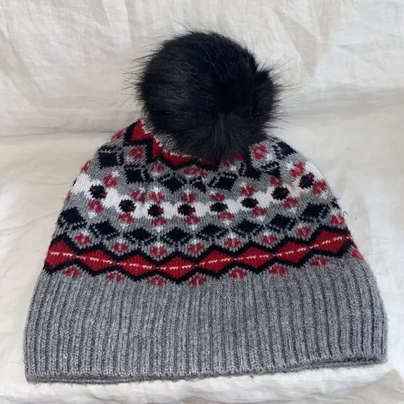 VERA BRADLEY Jacquard Pom Pom Beanie in Playful Penguins-NWT