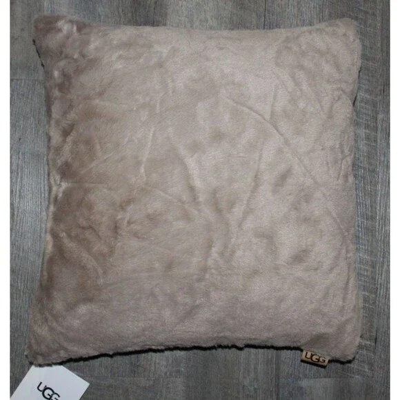 UGG LANAI FAUX FUR PLUSH PILLOW TAN 20‎ X 20 NWT