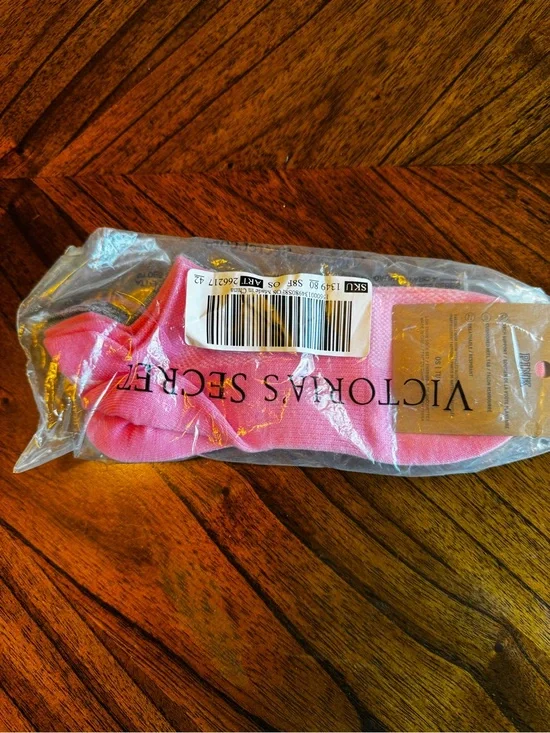 NWT VS PINK 2 pack socks