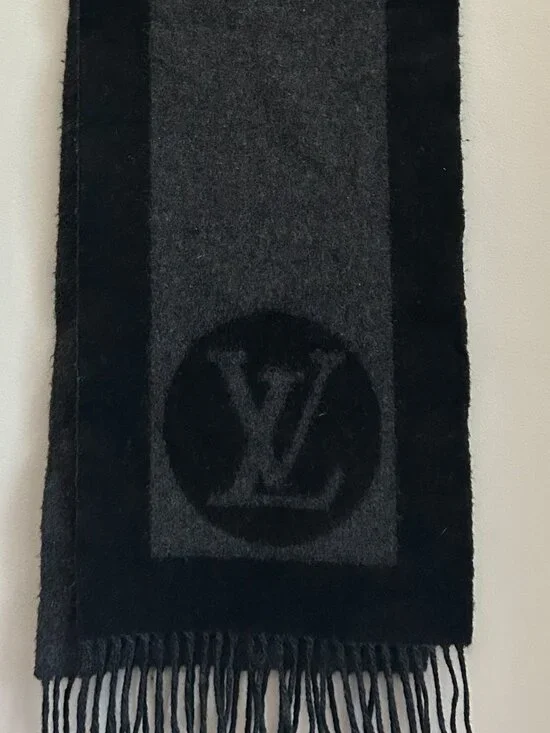Louis Vuitton Black & Gray Echarpe Cardiff Scarf