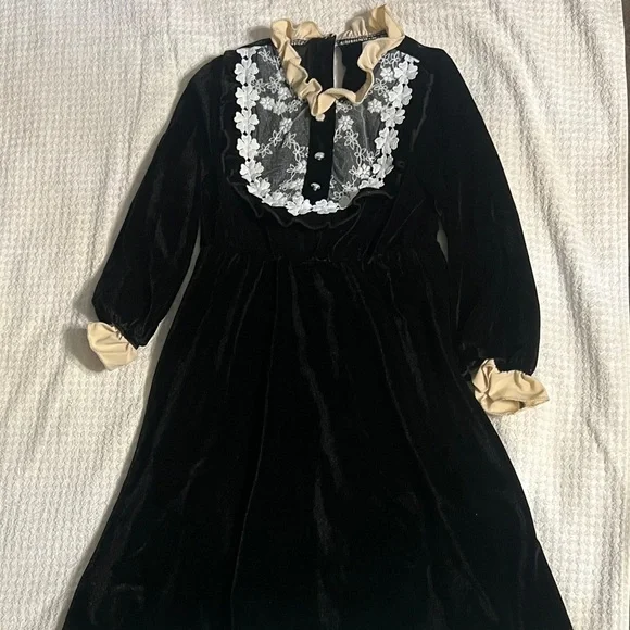 NWOT - Girls Black with Cream/White Accents Velour Dress - Size 7Y