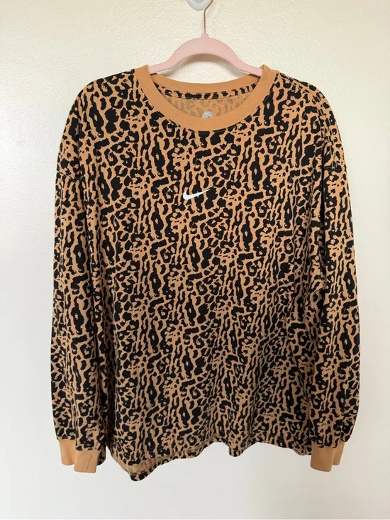 NIKE Loose Fit Long Sleeve Tee in Leopard Print
