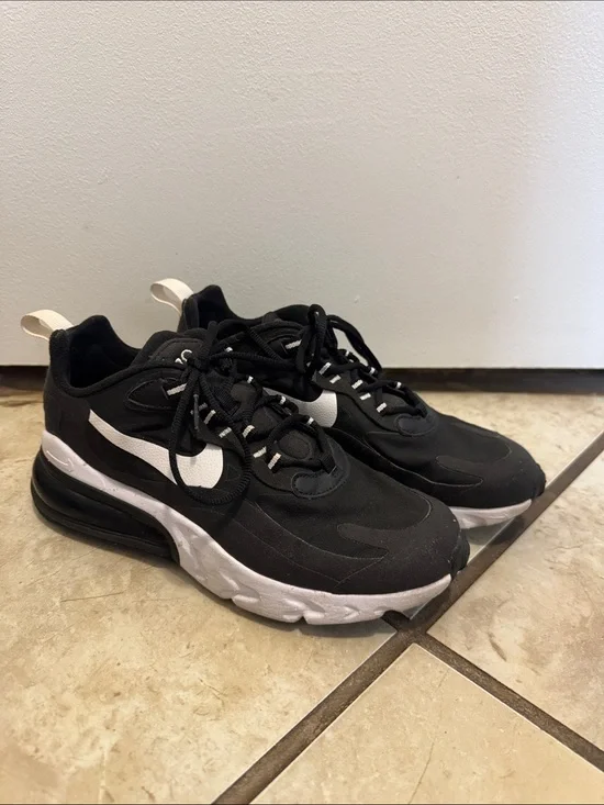 Nike Men's Black & White Athletic Sneakers